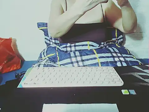 Snapshot of hyhy_99 chatting on 10/29/25, 02:14 hyhy 99 online show from 10/29/25, 02:14