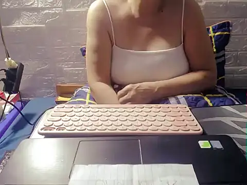 Snapshot of hyhy_99 chatting on 10/30/25, 02:24 hyhy 99 online show from 10/30/25, 02:24