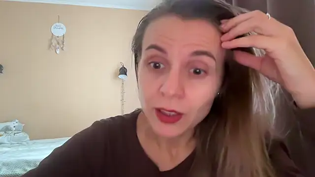 Snapshot of AnnieLove7722 chatting on 10/06/25, 12:57 AnnieLove7722 online show from 10/06/25, 12:57