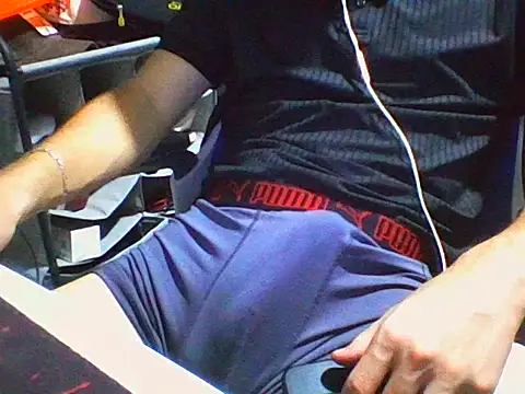 Snapshot of AlbertoRuiz086 chatting on 10/28/25, 06:17 AlbertoRuiz086 online show from 10/28/25, 06:17