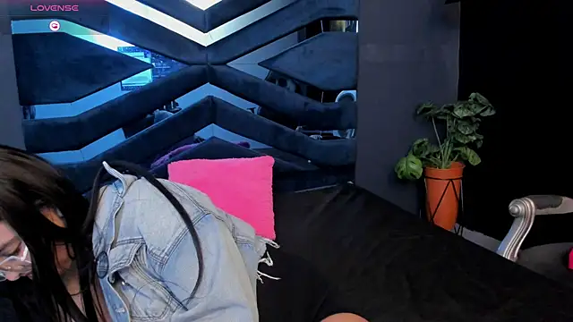 Snapshot of Valka_Ross chatting on 11/13/25, 11:47 Valka Ross online show from 11/13/25, 11:47