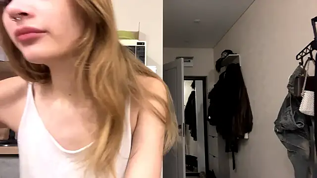 Snapshot of ElissaMikrot chatting on 10/22/25, 05:34 ElissaMikrot online show from 10/22/25, 05:34