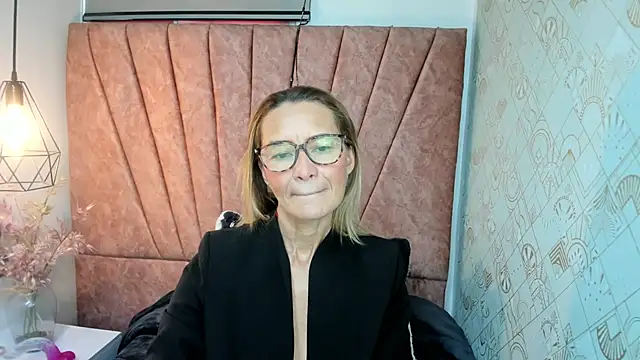 Issa Milf   online show from 11/17/25, 01:06