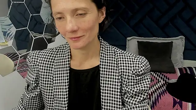 Valery More   online show from 11/13/25, 12:15