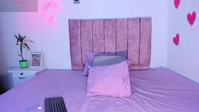 Snapshot of Mila_1wood chatting on 11/06/25, 08:10 Mila 1wood online show from 11/06/25, 08:10