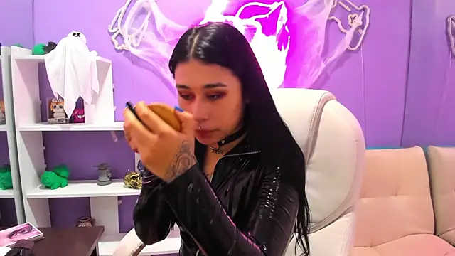 Snapshot of SusanVilla chatting on 10/25/25, 02:56 SusanVilla online show from 10/25/25, 02:56