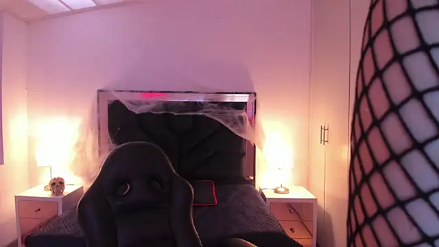 Snapshot of SusanVilla chatting on 10/31/25, 12:06 SusanVilla online show from 10/31/25, 12:06