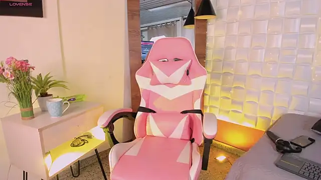 Scarlett Kiiss online show from 02/04/26, 12:00