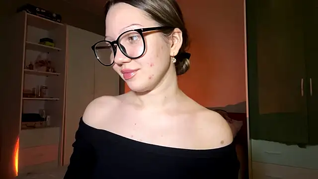 EmiIyKitty online show from 12/14/25, 06:56