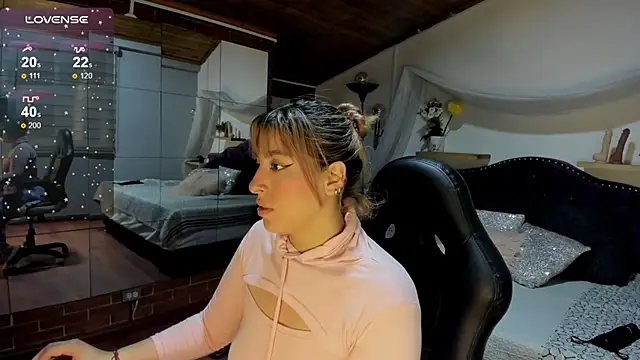 sophialyh 1 online show from 11/26/25, 12:28