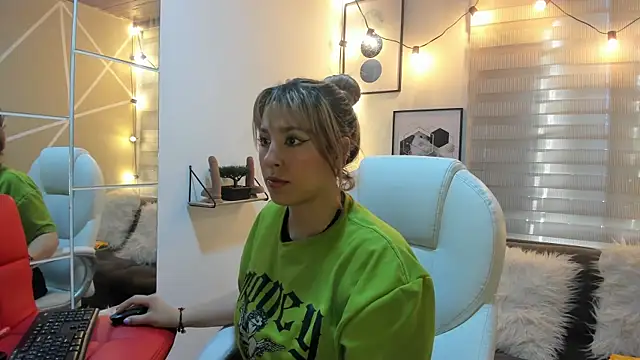 sophialyh 1 online show from 11/27/25, 12:29