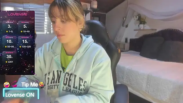 sophialyh 1 online show from 05/15/26, 12:34