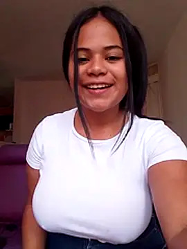 Snapshot of Antonela_19 chatting on 10/25/25, 03:07 Antonela 19 online show from 10/25/25, 03:07