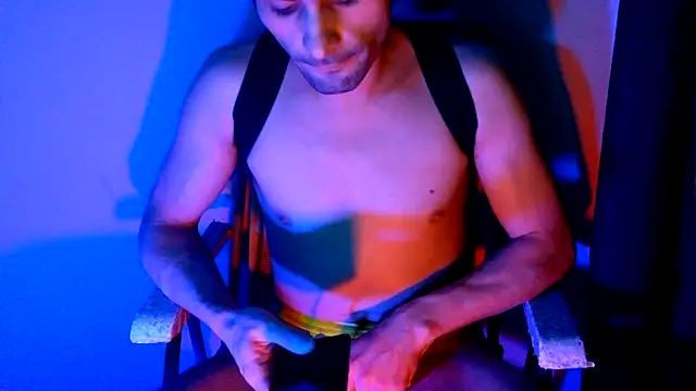 Snapshot of highinhtxx chatting on 11/01/25, 03:03 highinhtxx online show from 11/01/25, 03:03