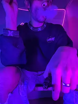 Snapshot of highinhtxx chatting on 11/20/25, 01:00 highinhtxx online show from 11/20/25, 01:00