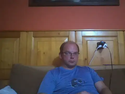 Snapshot of Rado2812 chatting on 10/18/25, 04:08 Rado2812 online show from 10/18/25, 04:08