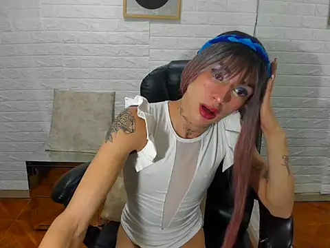 Snapshot of Mila_Leon chatting on 11/03/25, 01:40 Mila Leon online show from 11/03/25, 01:40