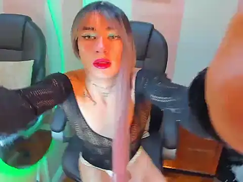 Snapshot of Mila_Leon chatting on 11/13/25, 03:49 Mila Leon online show from 11/13/25, 03:49