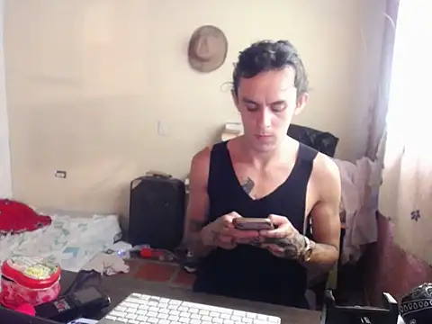 Snapshot of monroedelrey chatting on 10/24/25, 04:47 monroedelrey online show from 10/24/25, 04:47