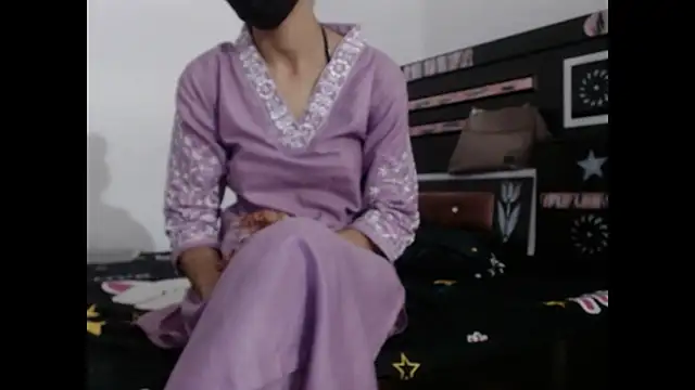 Snapshot of sexy_yuvi chatting on 10/21/25, 10:54 sexy yuvi online show from 10/21/25, 10:54