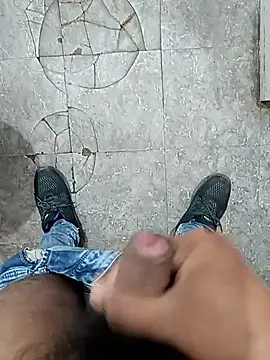 Snapshot of SlipperyRebound0 chatting on 11/20/25, 05:01 SlipperyRebound0 online show from 11/20/25, 05:01