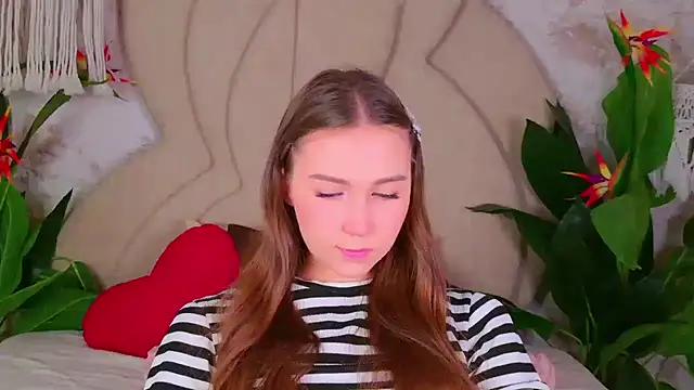 Snapshot of OliviaLay chatting on 11/10/25, 11:09 OliviaLay online show from 11/10/25, 11:09