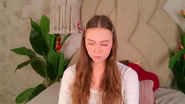 Snapshot of OliviaLay chatting on 11/14/25, 11:20 OliviaLay online show from 11/14/25, 11:20