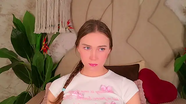 Snapshot of OliviaLay chatting on 11/16/25, 06:19 OliviaLay online show from 11/16/25, 06:19