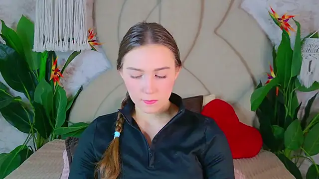 Snapshot of OliviaLay chatting on 11/20/25, 06:35 OliviaLay online show from 11/20/25, 06:35