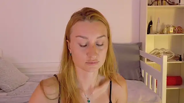 Snapshot of MysticRoxanne chatting on 10/01/25, 07:42 MysticRoxanne online show from 10/01/25, 07:42