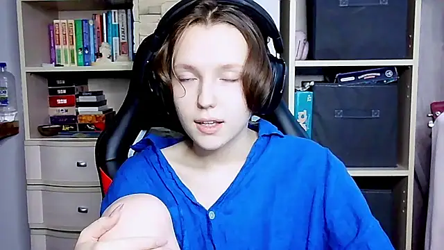 Snapshot of Diana-back chatting on 10/12/25, 07:40 Diana-back online show from 10/12/25, 07:40