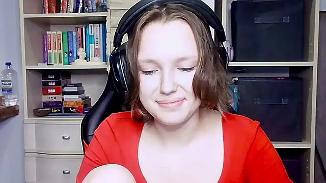 Snapshot of Diana-back chatting on 10/18/25, 01:56 Diana-back online show from 10/18/25, 01:56