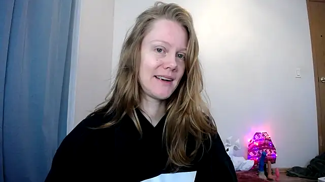 Snapshot of naughtyfox89 chatting on 10/16/25, 04:30 naughtyfox89 online show from 10/16/25, 04:30