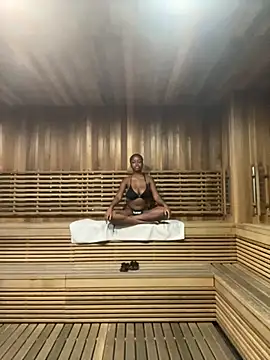 Snapshot of tia___fox chatting on 11/10/25, 11:31 tia fox online show from 11/10/25, 11:31