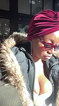 Snapshot of tia___fox chatting on 11/19/25, 07:47 tia fox online show from 11/19/25, 07:47