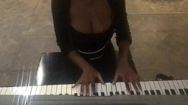 Snapshot of tia___fox chatting on 11/27/25, 09:33 tia fox online show from 11/27/25, 09:33