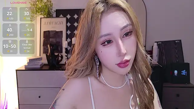 Snapshot of funnygirl0929 chatting on 12/17/25, 04:02 funnygirl0929 online show from 12/17/25, 04:02