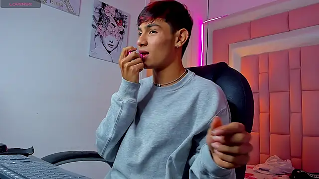 Snapshot of cherub_ chatting on 12/19/25, 04:08 cherub online show from 12/19/25, 04:08