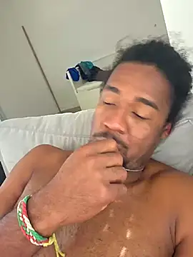 Snapshot of cracha chatting on 09/29/25, 12:10 cracha online show from 09/29/25, 12:10