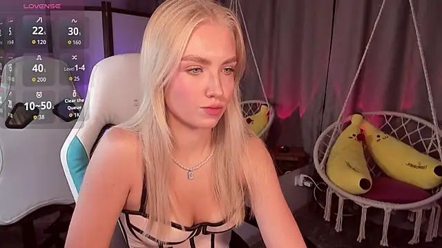 Snapshot of TessaGrays chatting on 10/15/25, 08:36 TessaGrays online show from 10/15/25, 08:36