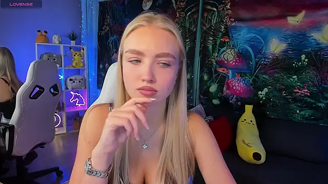 Snapshot of TessaGrays chatting on 10/28/25, 10:52 TessaGrays online show from 10/28/25, 10:52