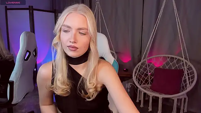 Snapshot of TessaGrays chatting on 11/16/25, 08:09 TessaGrays online show from 11/16/25, 08:09