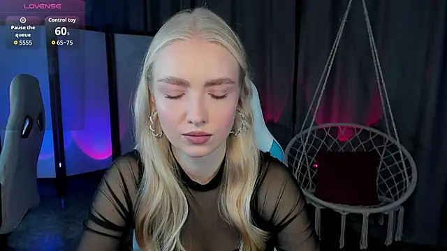 Snapshot of TessaGrays chatting on 11/30/25, 08:18 TessaGrays online show from 11/30/25, 08:18