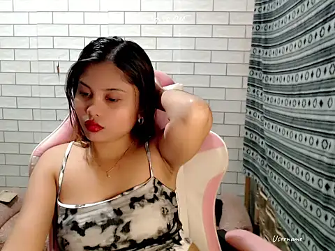Snapshot of pinay_old_lover chatting on 10/18/25, 03:13 pinay old lover online show from 10/18/25, 03:13