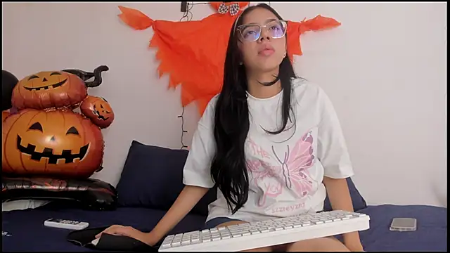 Ainoa Pink online show from 10/17/25, 07:38