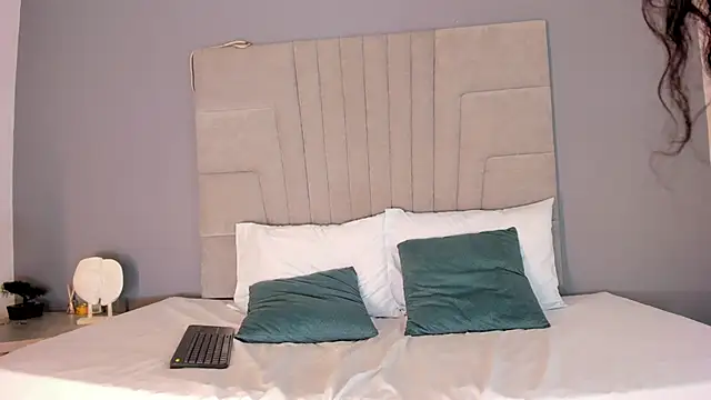 Snapshot of lanna_jones_ chatting on 10/12/25, 11:53 lanna jones online show from 10/12/25, 11:53