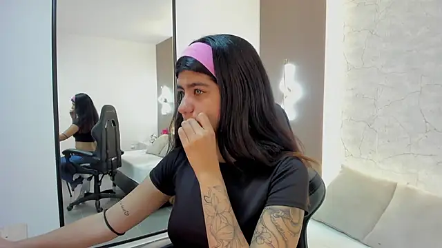 Snapshot of fiorella18_ chatting on 11/14/25, 02:10 fiorella18 online show from 11/14/25, 02:10