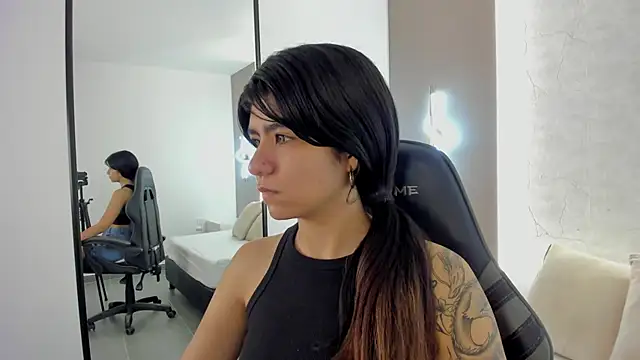 Snapshot of fiorella18_ chatting on 11/15/25, 02:20 fiorella18 online show from 11/15/25, 02:20