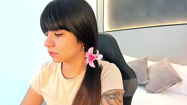 Snapshot of fiorella18_ chatting on 11/27/25, 01:51 fiorella18 online show from 11/27/25, 01:51