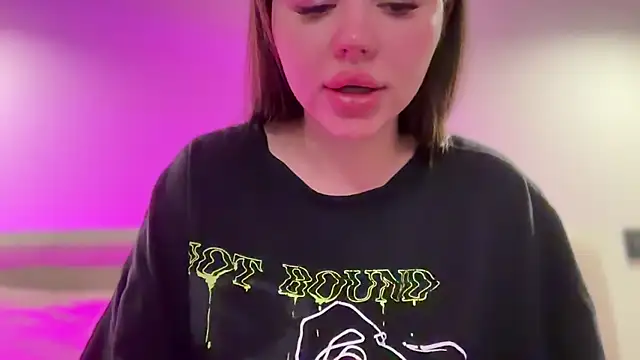 Snapshot of AlmaryKim chatting on 11/04/25, 10:31 AlmaryKim online show from 11/04/25, 10:31